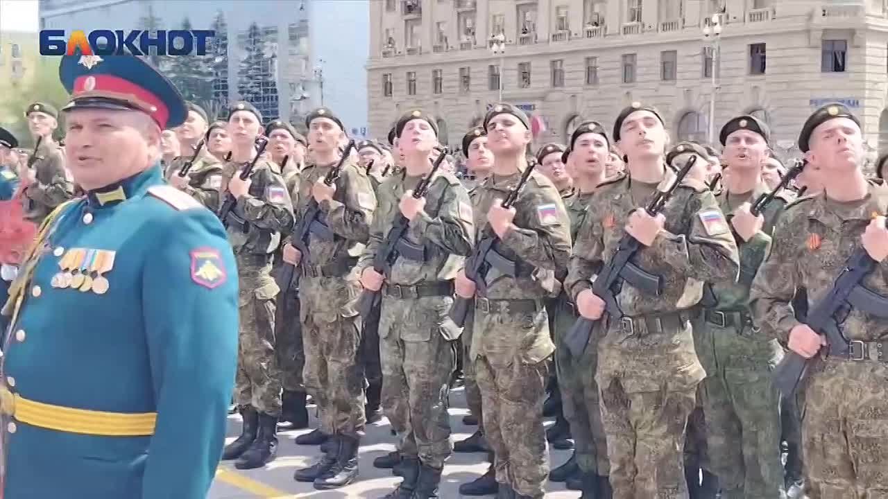 Впервые на параде Победы в Волгограде сводный военный оркестр из 120 музыкантов под управлением полковника Виталия Гогунского исполнил компо…