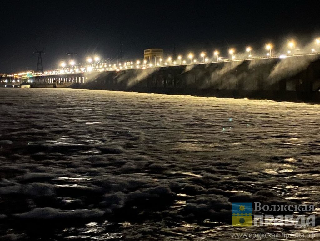 На Волжской ГЭС продлится большой сброс воды