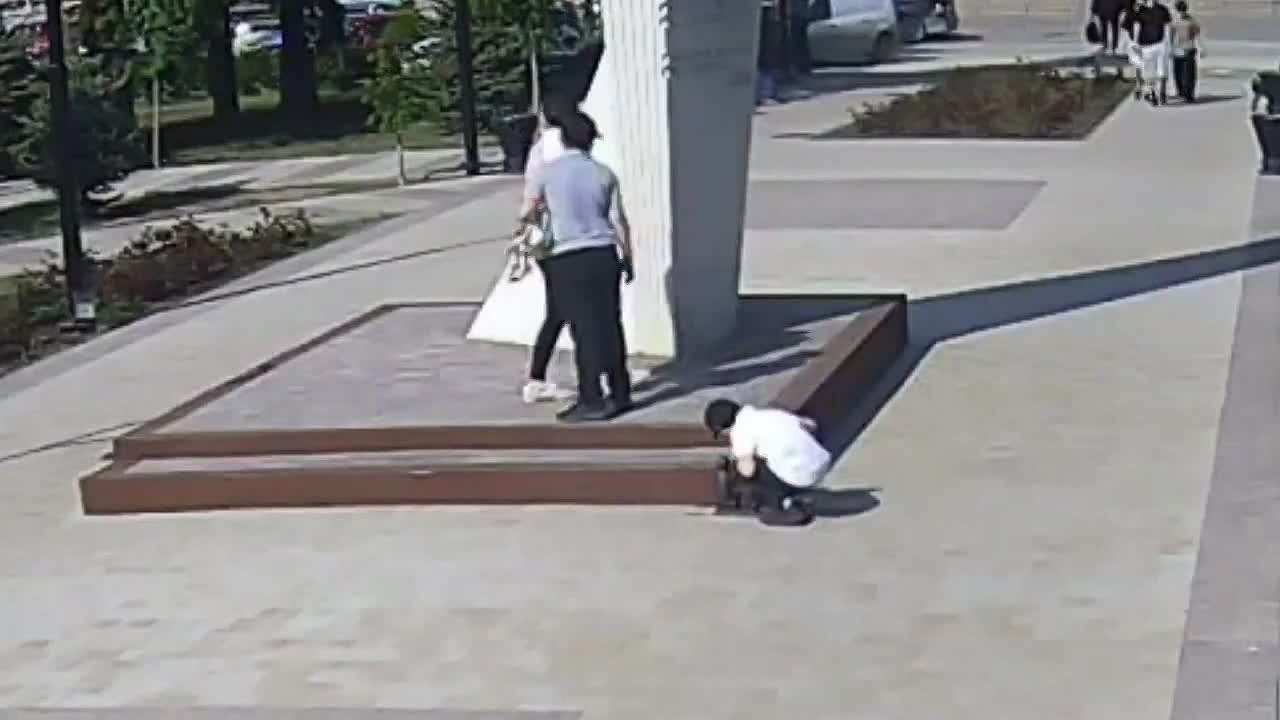 На Комсомольской площади разрушена скульптура сусликов.