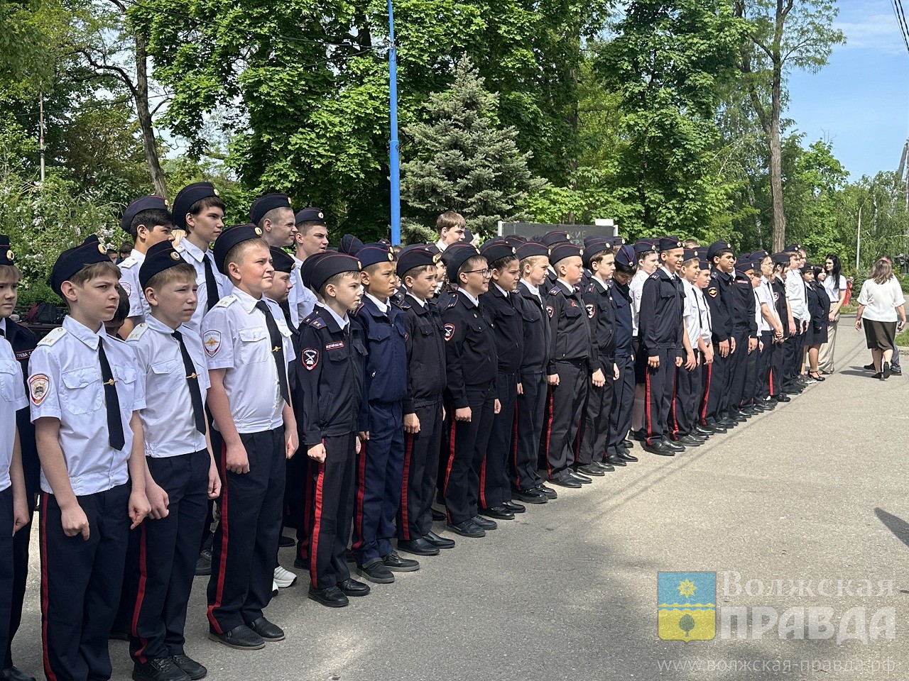 С гранатомётом в руках и поцелуем от овчарки: волжские школьники узнали о работе полицейских на практике