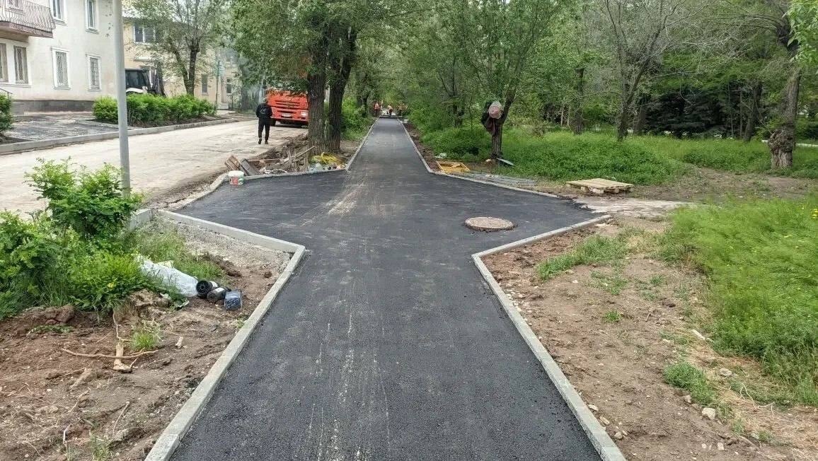На Волгодонской уложили в районе 500 кв.м. асфальтного покрытия на тротуарах, рядом с музыкальной школой и детской поликлиникой. Далее плани…