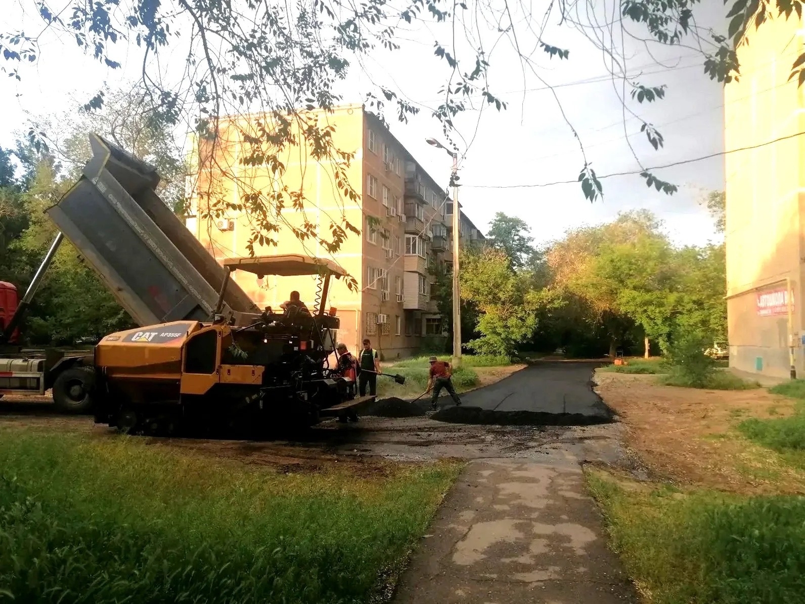 🚜 Внутриквартальные дороги ремонтируют!