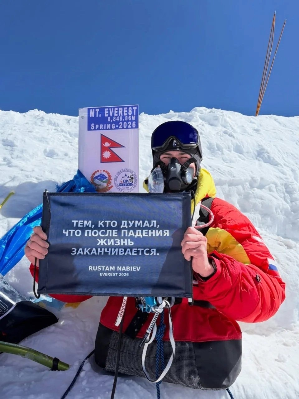 🏔️Россиянин Рустам Набиев стал первым человеком в истории, который взошел на вершину Эвереста…на одних руках!