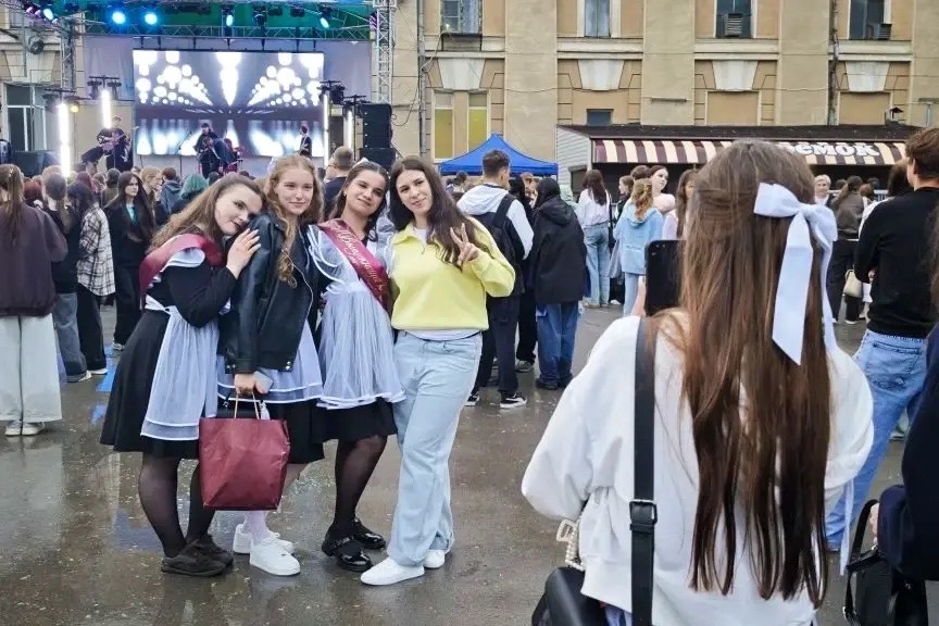 Вчера волжские выпускники отжигали на «последнем звонке» в парке ВГС 🔥