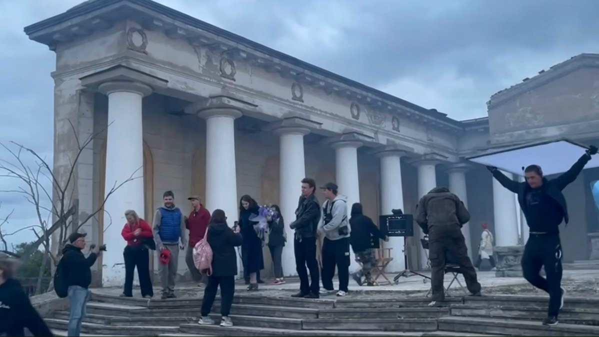 Съёмки фильма «Хой» о лидере «Сектора Газа» продолжились в волжском мортуарии. Там сняли одну из ключевых сцен с Никитой Кологривым. Мрачную…