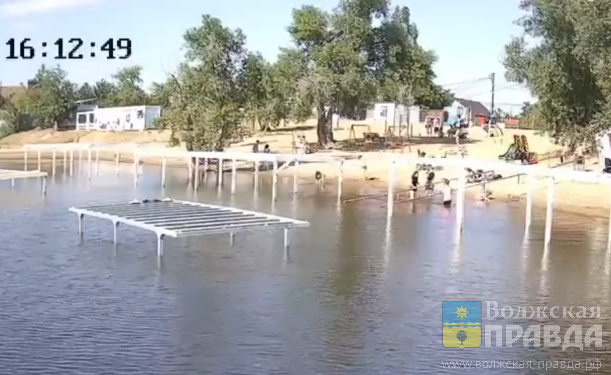 Опасные кульбиты: в Волжском дети кувыркались на показавшихся из воды пляжных навесах