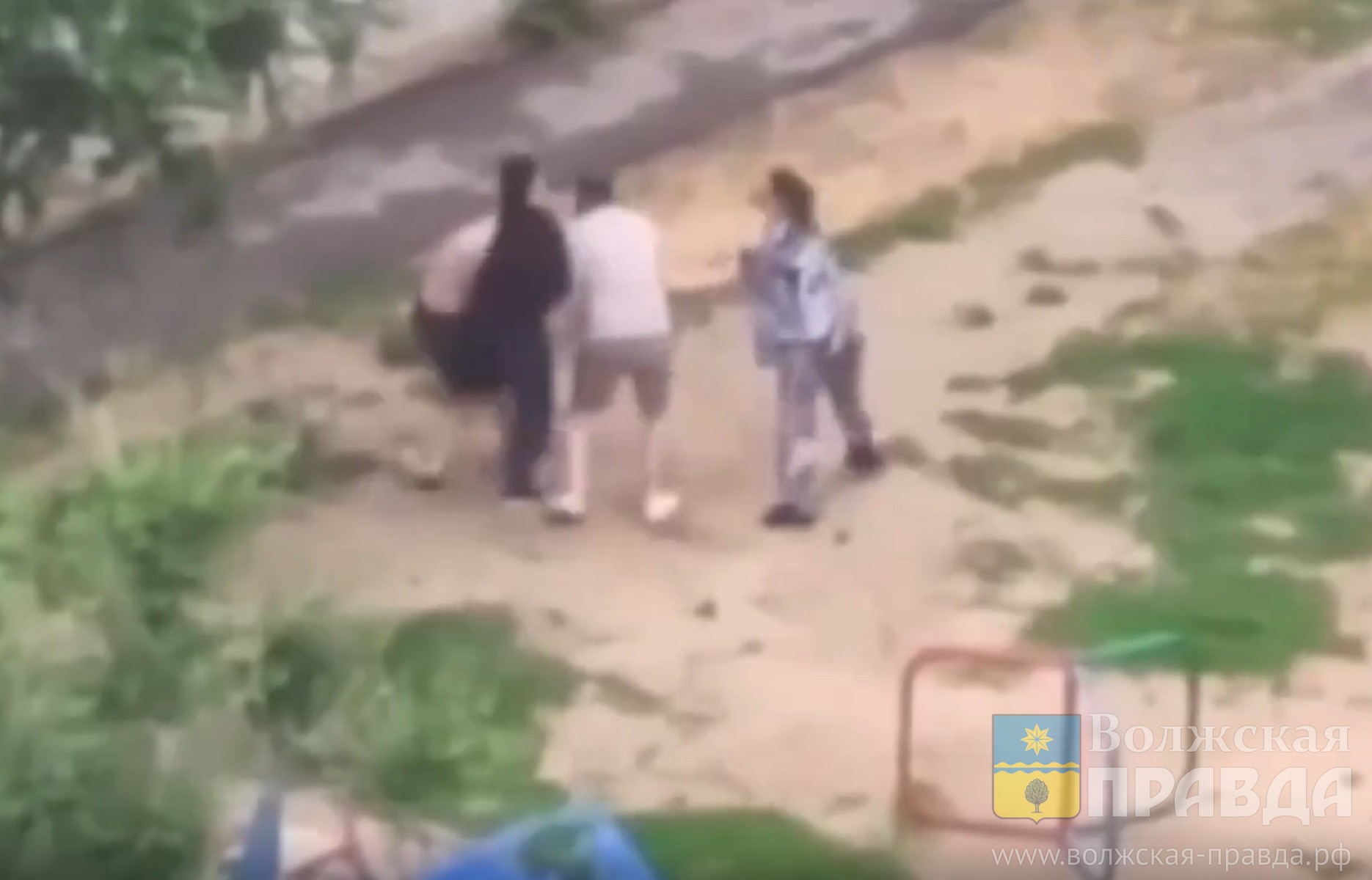 Женщины разнимали: в 27 микрорайоне Волжского подрались водители, не поделив дорогу