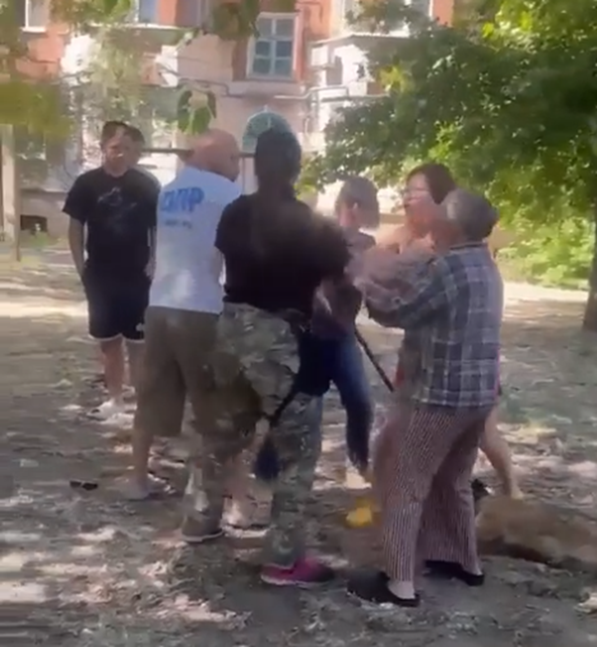 «Держите руки, я петлю обрежу»: в Волгограде толпа набросилась на сотрудницу отлова МБУ «Северное»