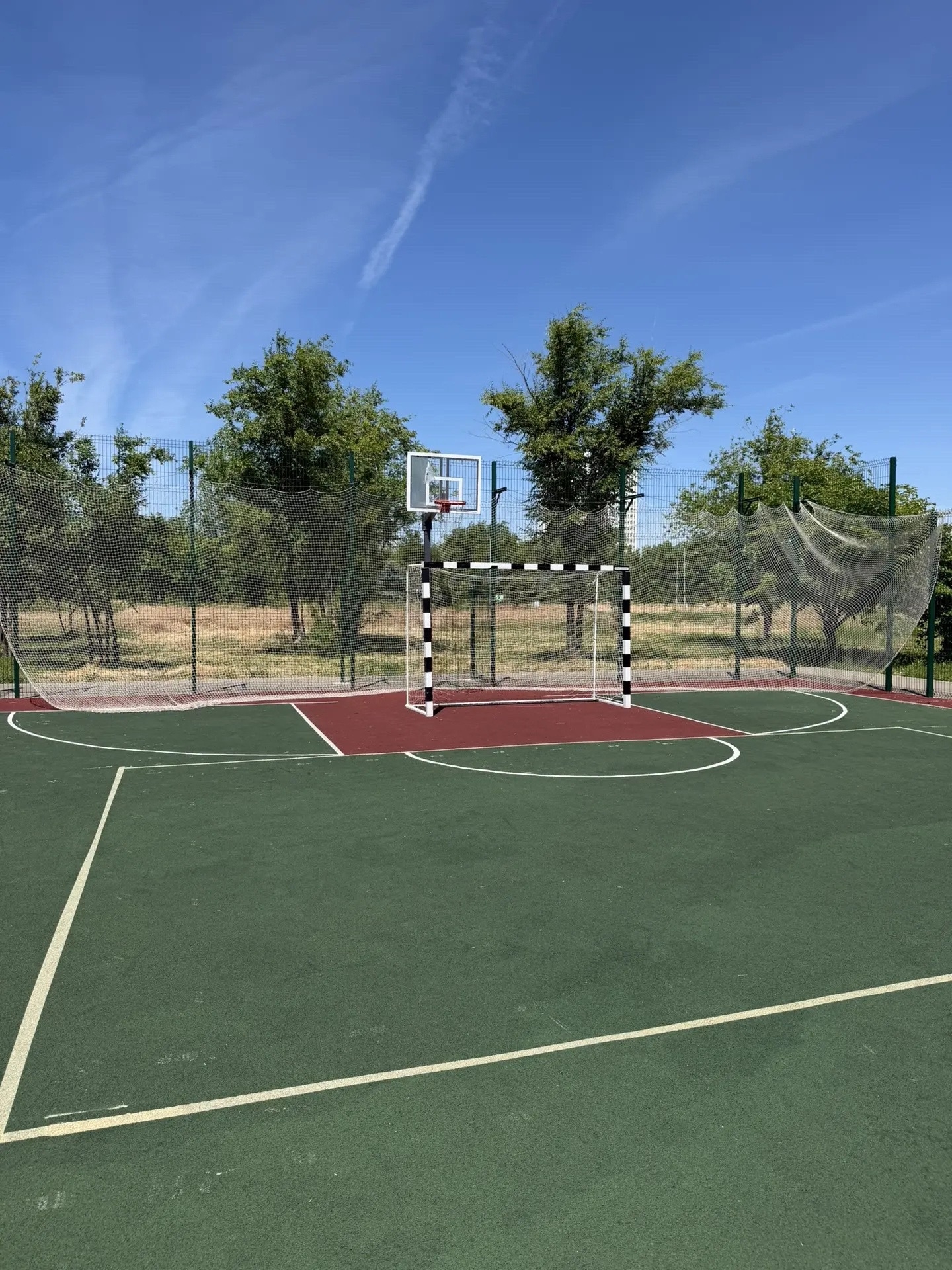 ⚽🏀🏐 Для любителей активного отдыха доступна универсальная спортивная площадка, предназначенная для игры в мини-футбол, баскетбол и волейбол.