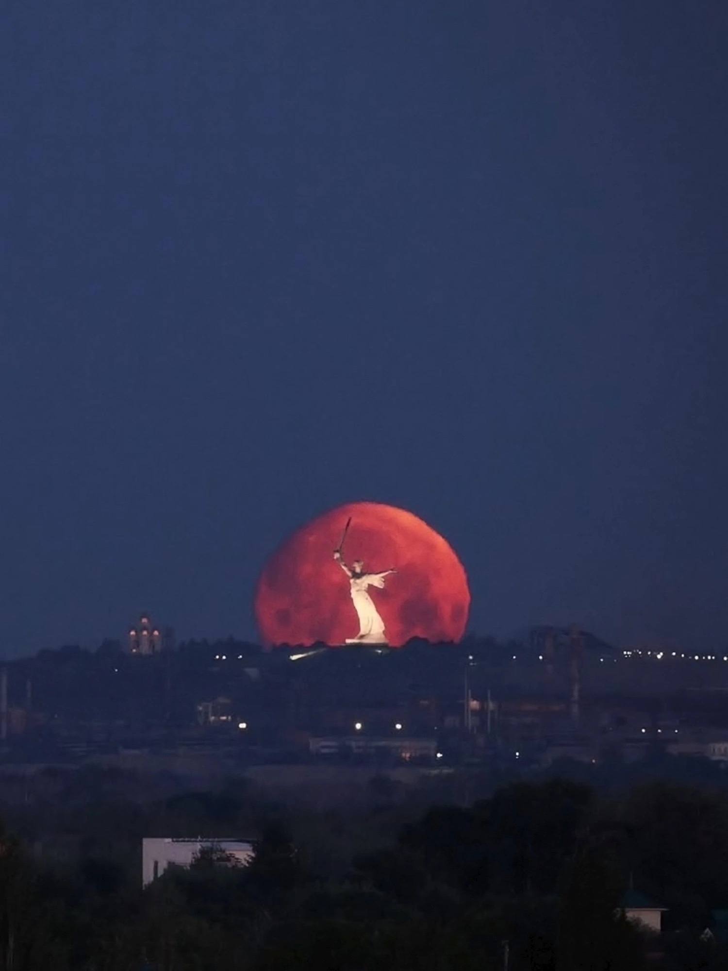 🌕 Без фотошопа. Без монтажа. Только Волгоград, Луна и Родина-мать.