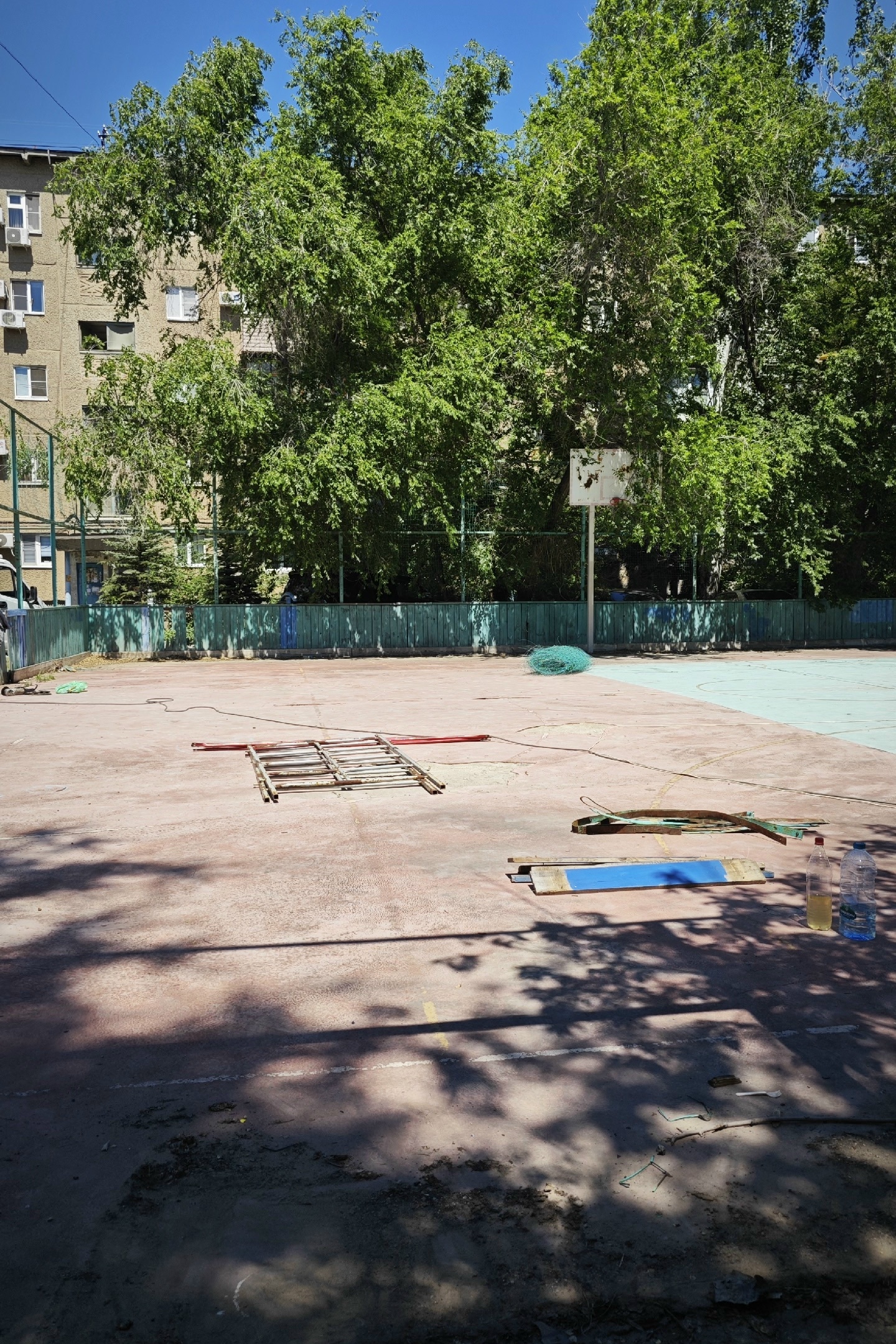 На ул.Мира,15 сносят спортивную детскую площадку. Демонтаж производят якобы по причине не подлежащей дальнейшей эксплуатации. По слухам, теп…