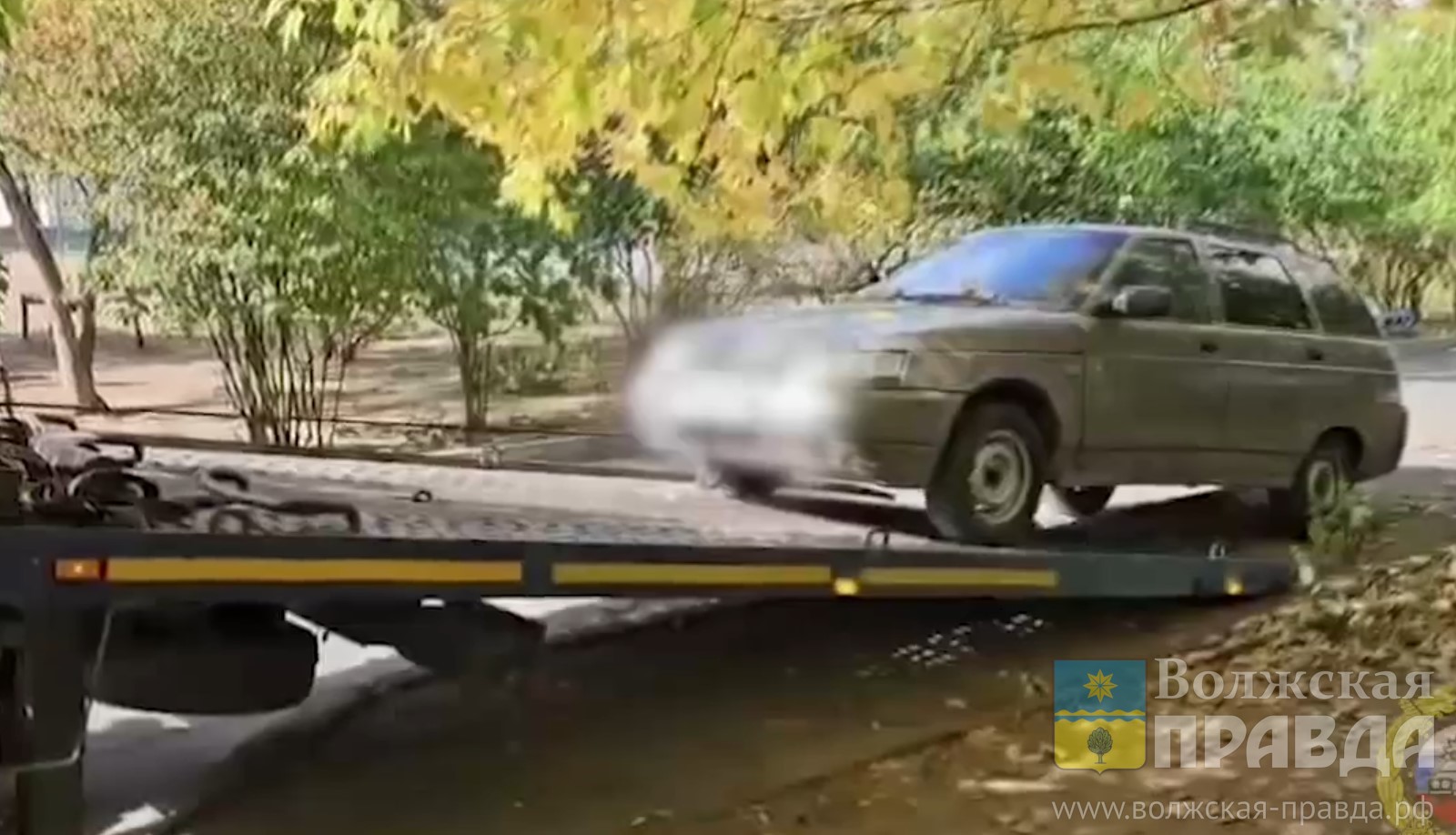 В Волжском убирают бесхозные автомобили, оставленные без присмотра во дворах