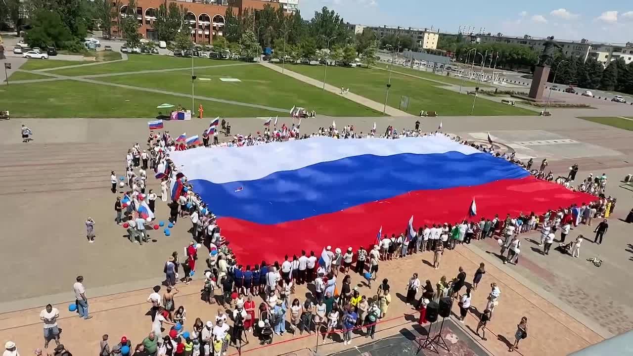 На площади Ленина сегодня торжественно развернули огромный триколор