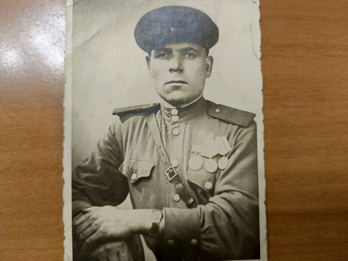 «Всегда был на передовой»: житель Волжского Виктор Кийченко рассказал фронтовую историю отца
