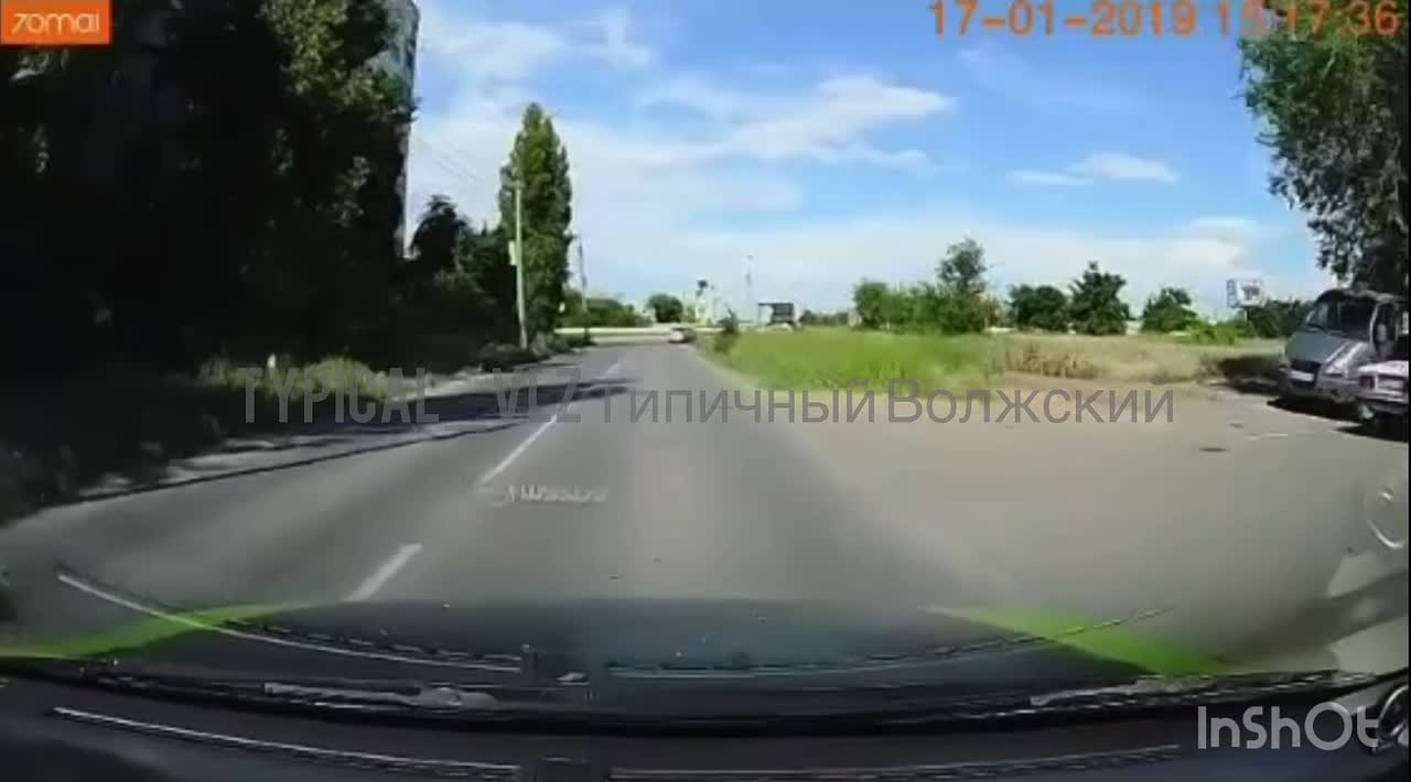 Уважаемые родители!!! Если кто-то узнал своего ребёнка, проведите разъяснительную беседу, как правильно пересекать проезжую часть на самокат…