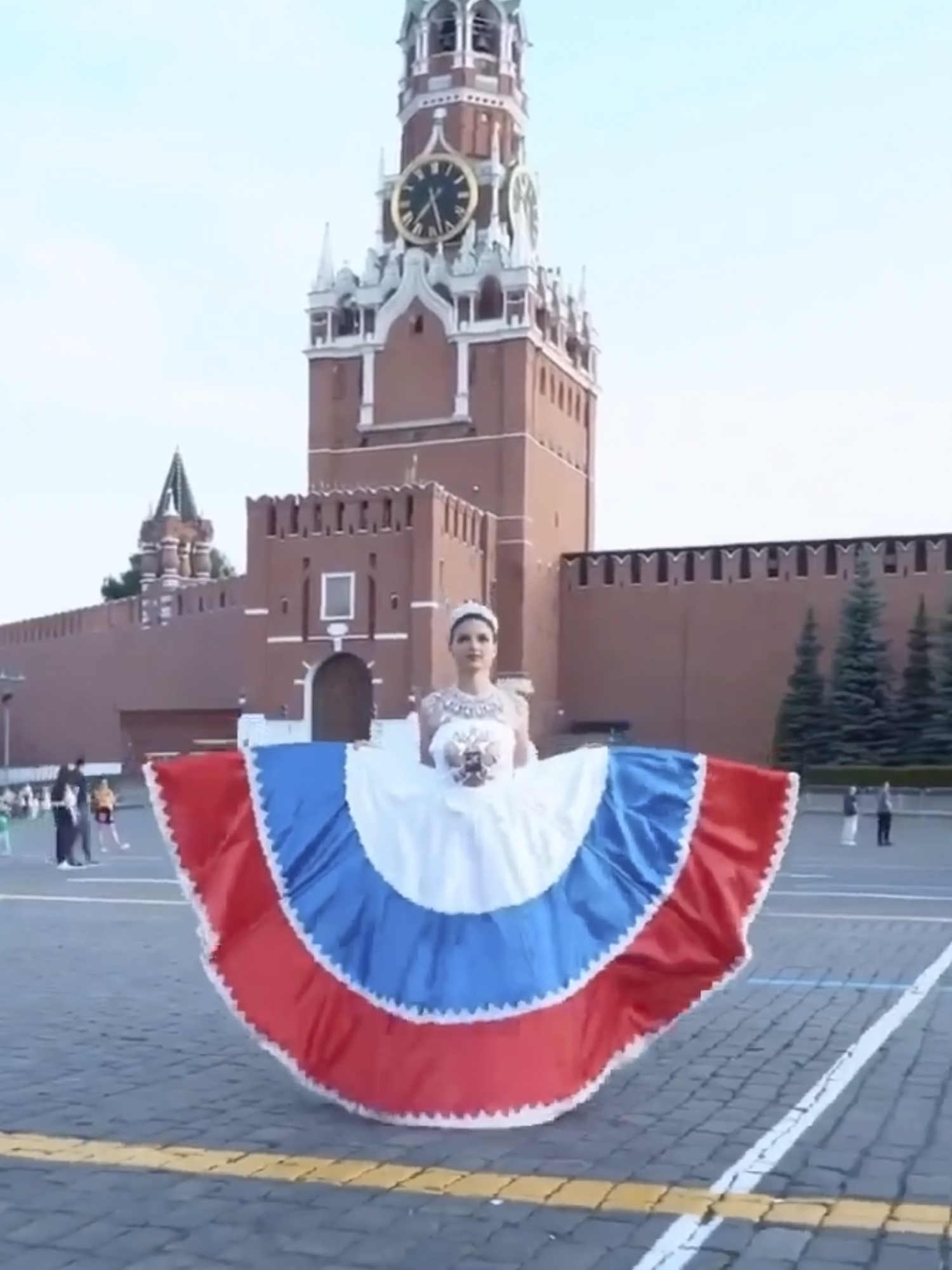 Екатерина Михайлец из Волгограда создала уникальный национальный костюм «Величие России» для перформанса на Красной площади! 👏🤩