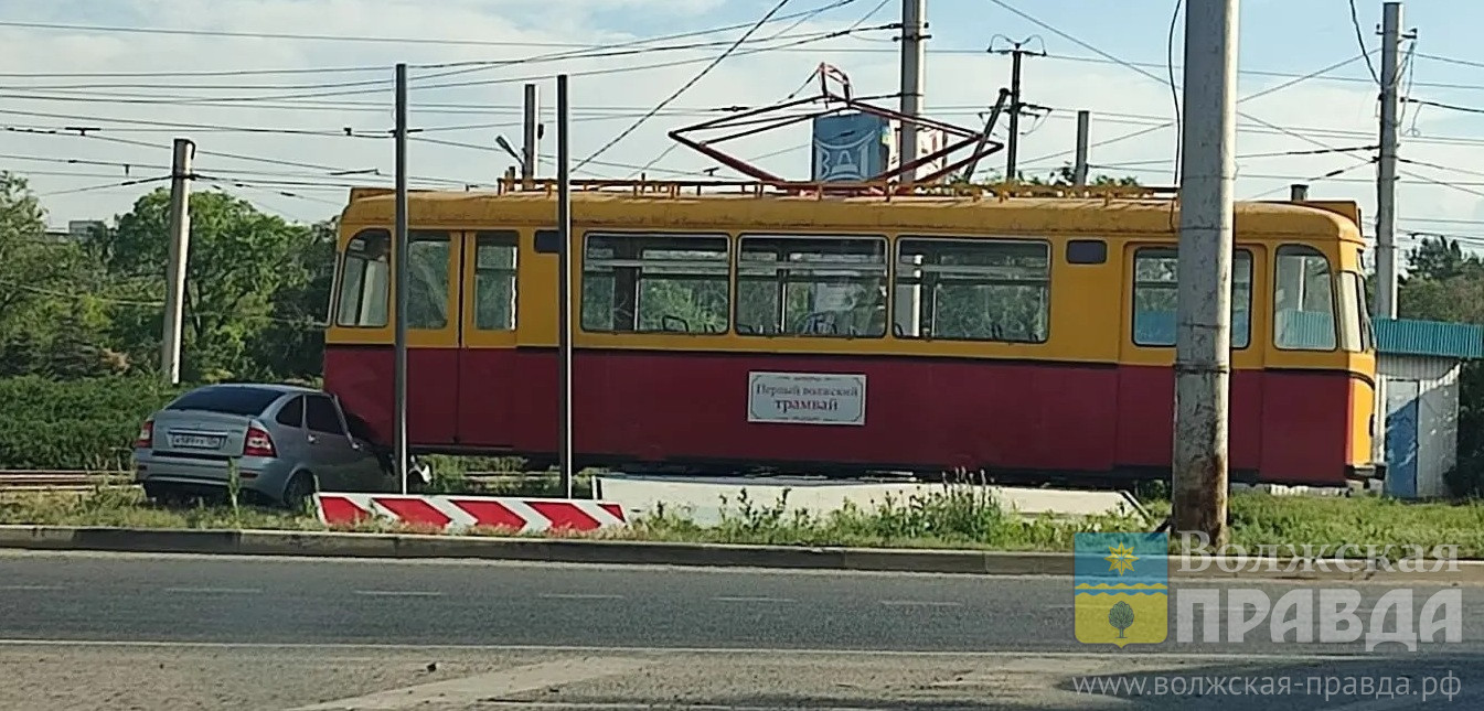 Наехали на трамвай и турникет: в Волжском за два дня случились два жёстких ДТП