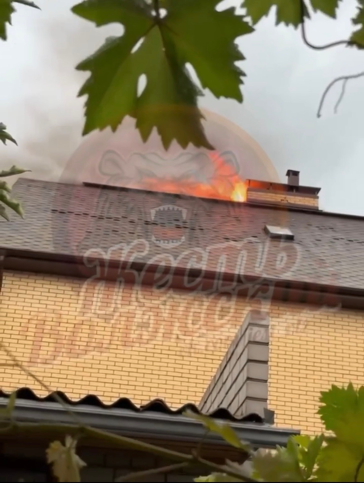 ⚡️Молния попала в крышу жилого дома в поселке Рабочий