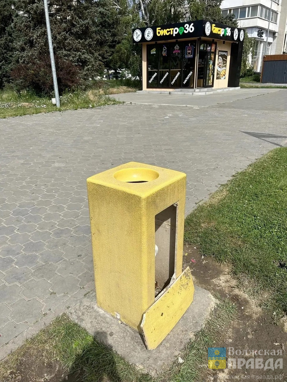 Дырка вместо воды: в Волжском вандалы разгромили питьевой фонтан на пл. Ленина