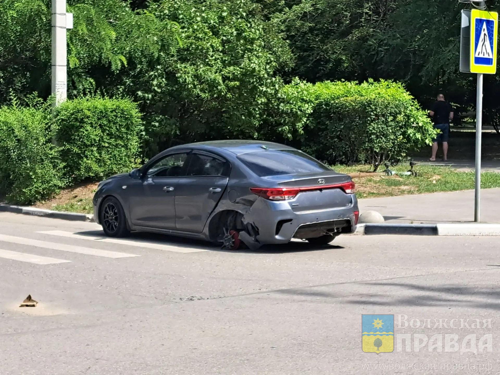 Столб снесён: на улице Набережной в Волжском произошла авария