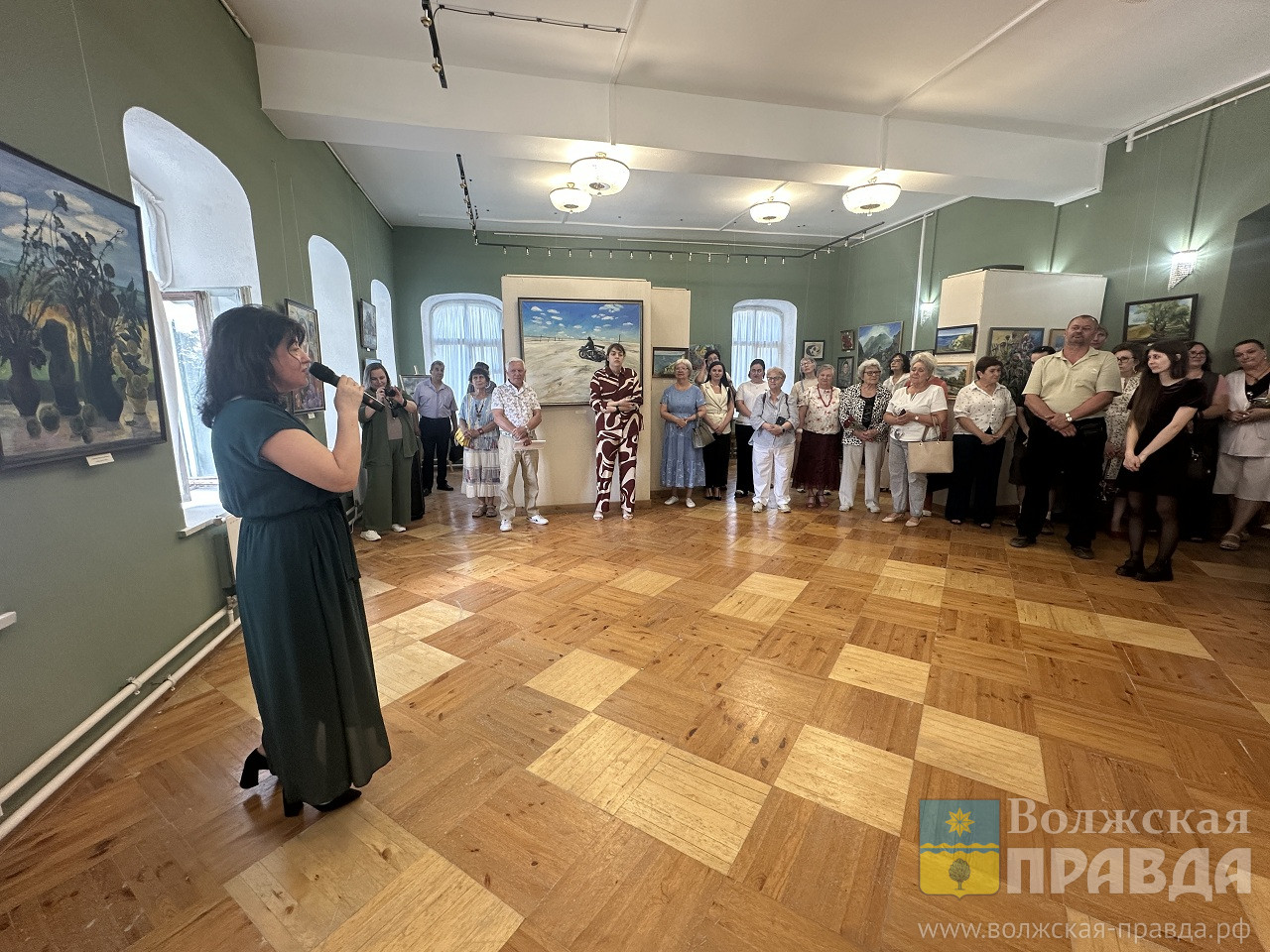 «У неё быстрое творчество»: в Картинной галерее можно увидеть выставку «Блики» Елены Пруцковой