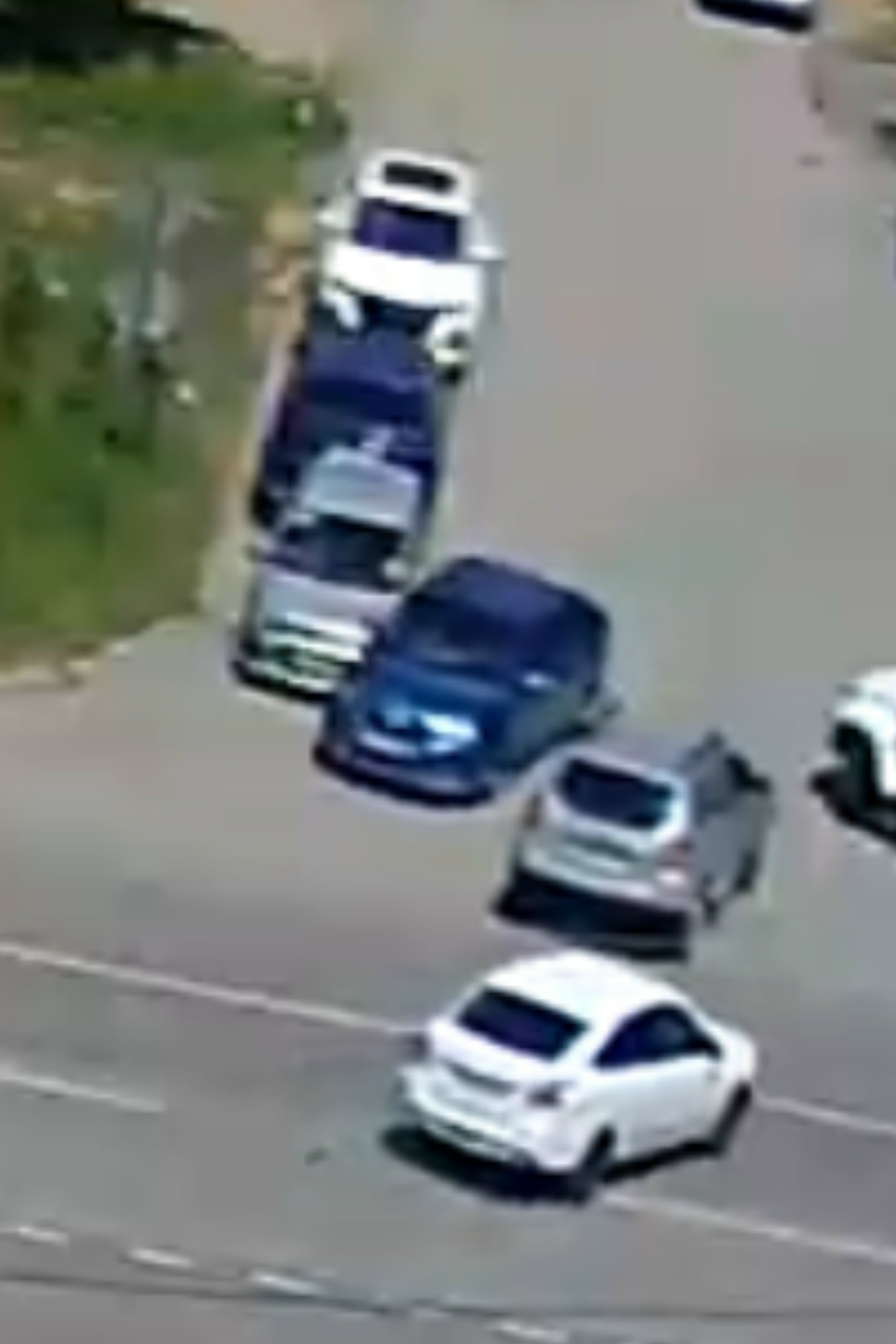 Водитель синего авто который 26.06 в 13:10 притер серую ладу калина на Оломоуцкой,выйди на связь не по людски поступил уехав,хотяб записочку…
