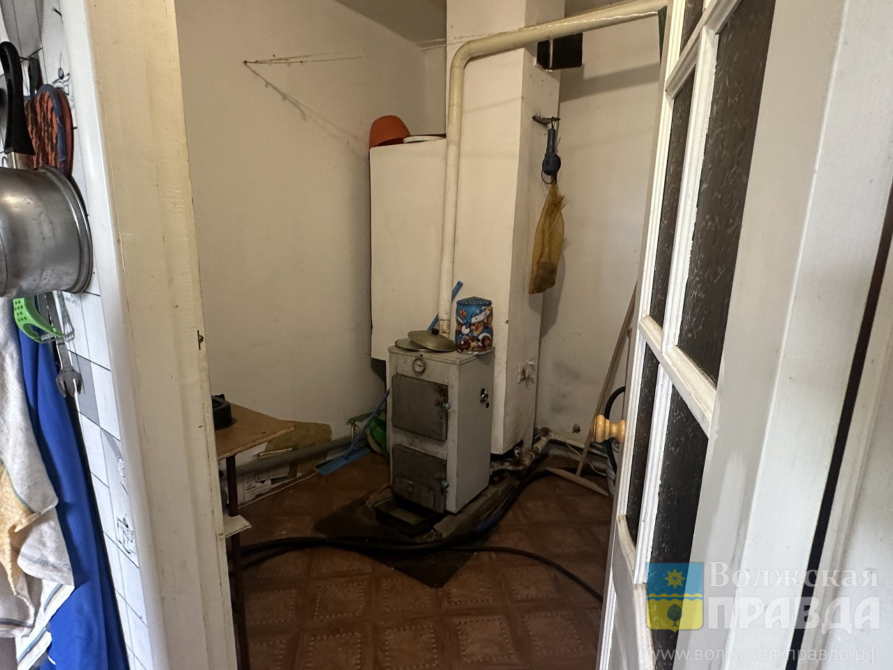 «Я боюсь»: волжанка осталась в аварийном доме у путей одна