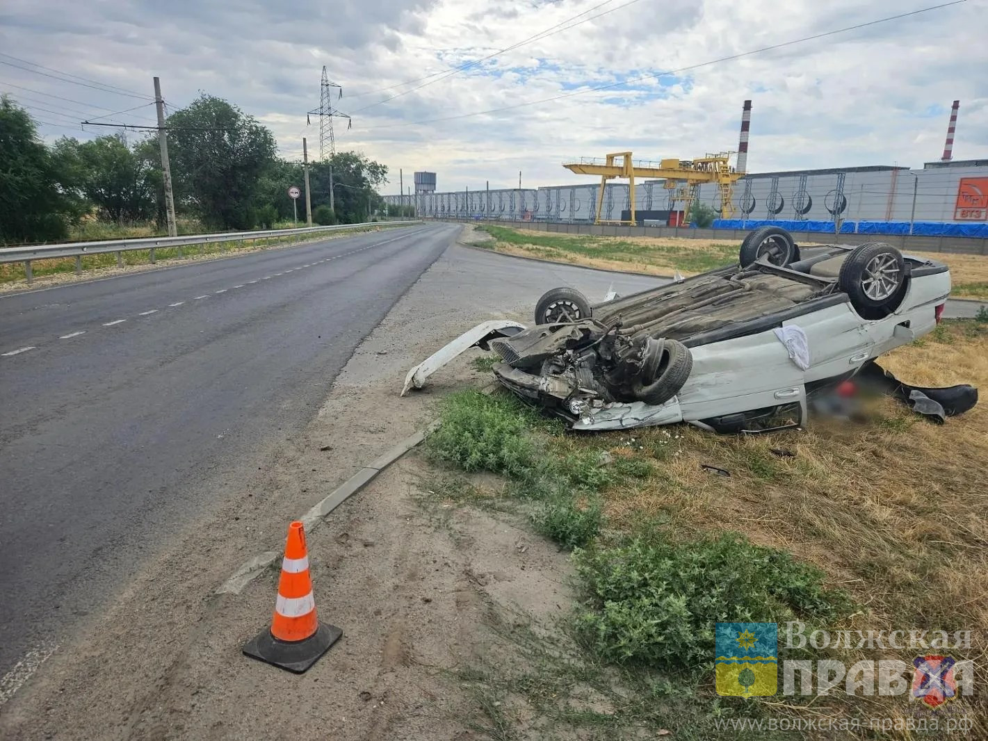 Наехал на ограждение и перевернулся: в Волжском водитель не справился с управлением авто
