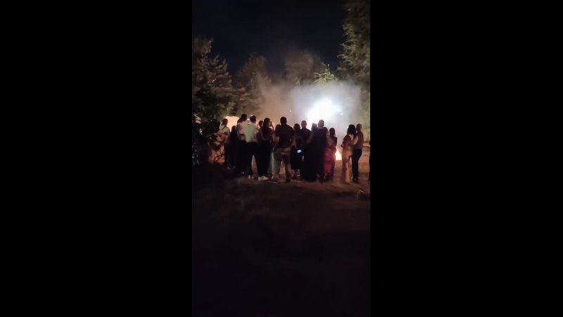 🔥  Выпускники устроили огненное шоу во дворе дома