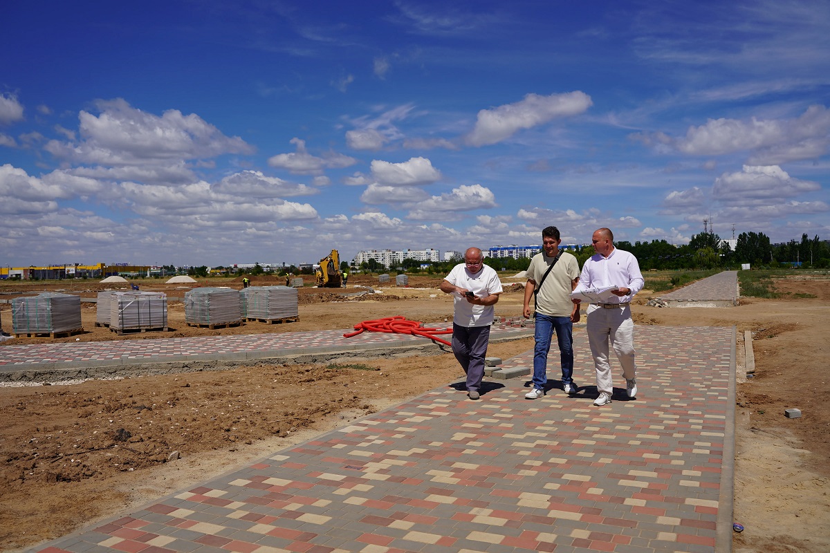 В Волжском в парке «Новый город» почти сделали тротуар