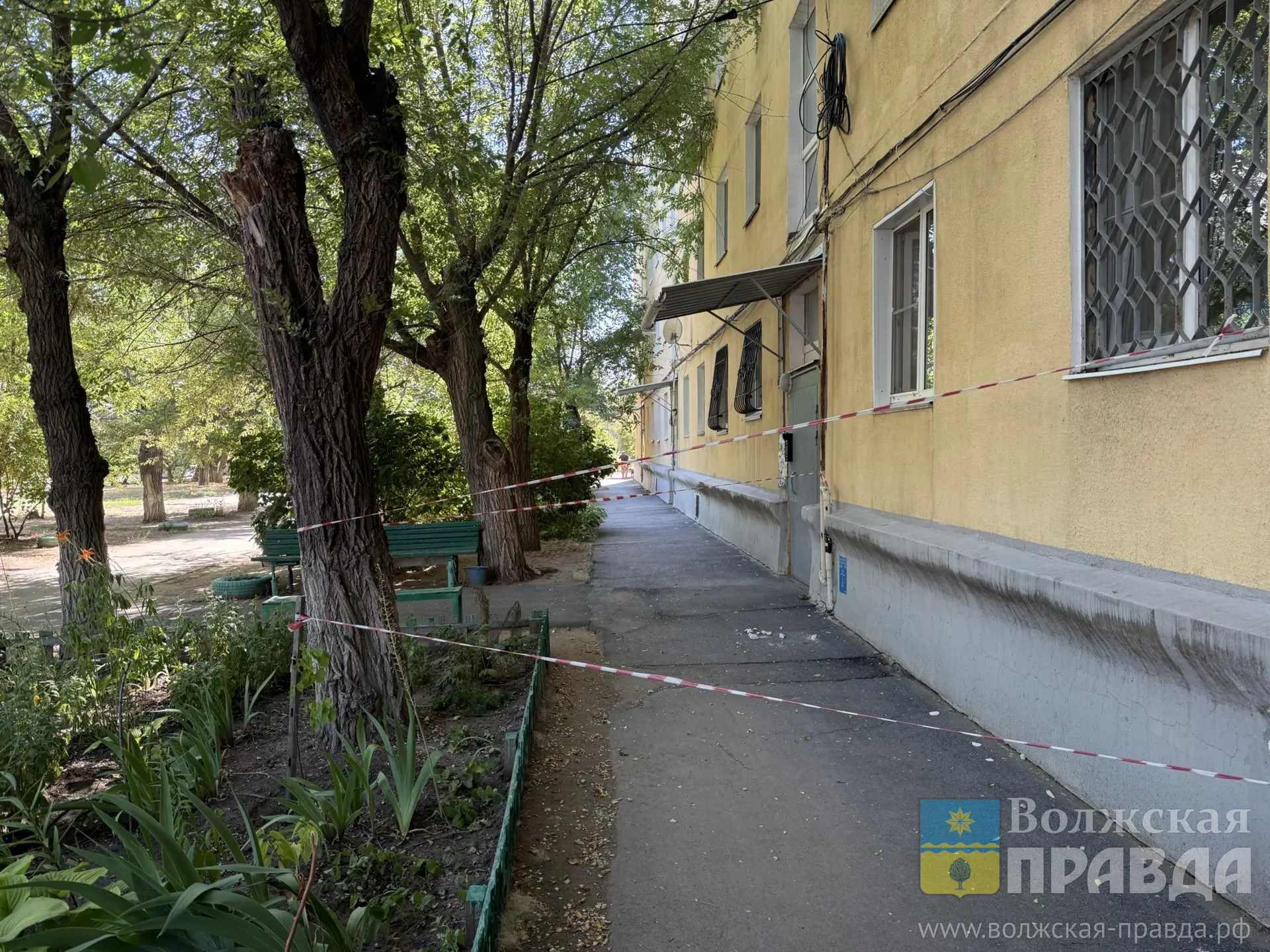 В Волжском парапет кровли многоэтажки проверила прокуратура