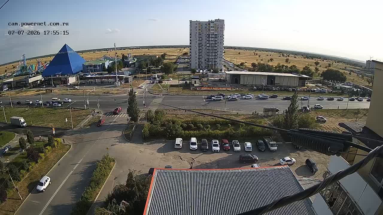 🚨В Волжском 20-летний водитель «Лады» проехал на красный и влетел в столб
