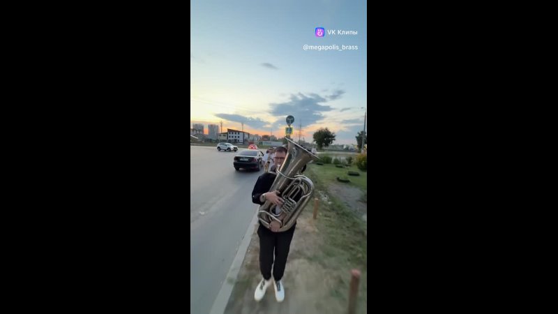 В Волгограде музыканты устроили живой концерт прямо в гигантской очереди за бензином! 👏🤩