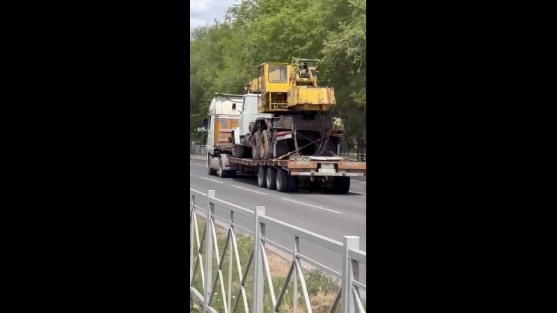 ❗️Длинномер не в габарите снес провода и повредил светофор на перекрестке бульвар Профсоюзов — ул Карбышева