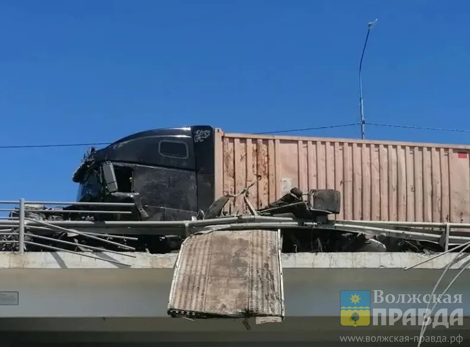 3 грузовика и упавший с моста джип: под Волгоградом фура протаранила эвакуатор