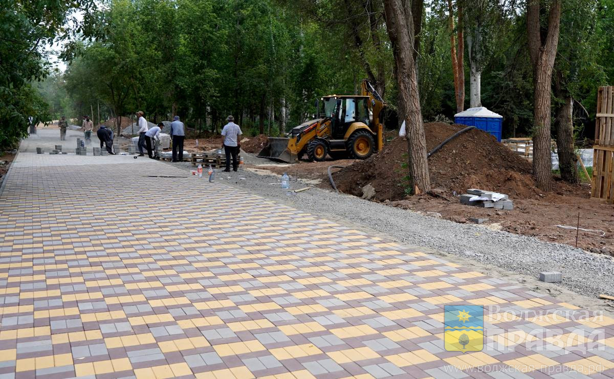 В сквере на Советской в Волжском уложили 2 тысячи метров покрытия
