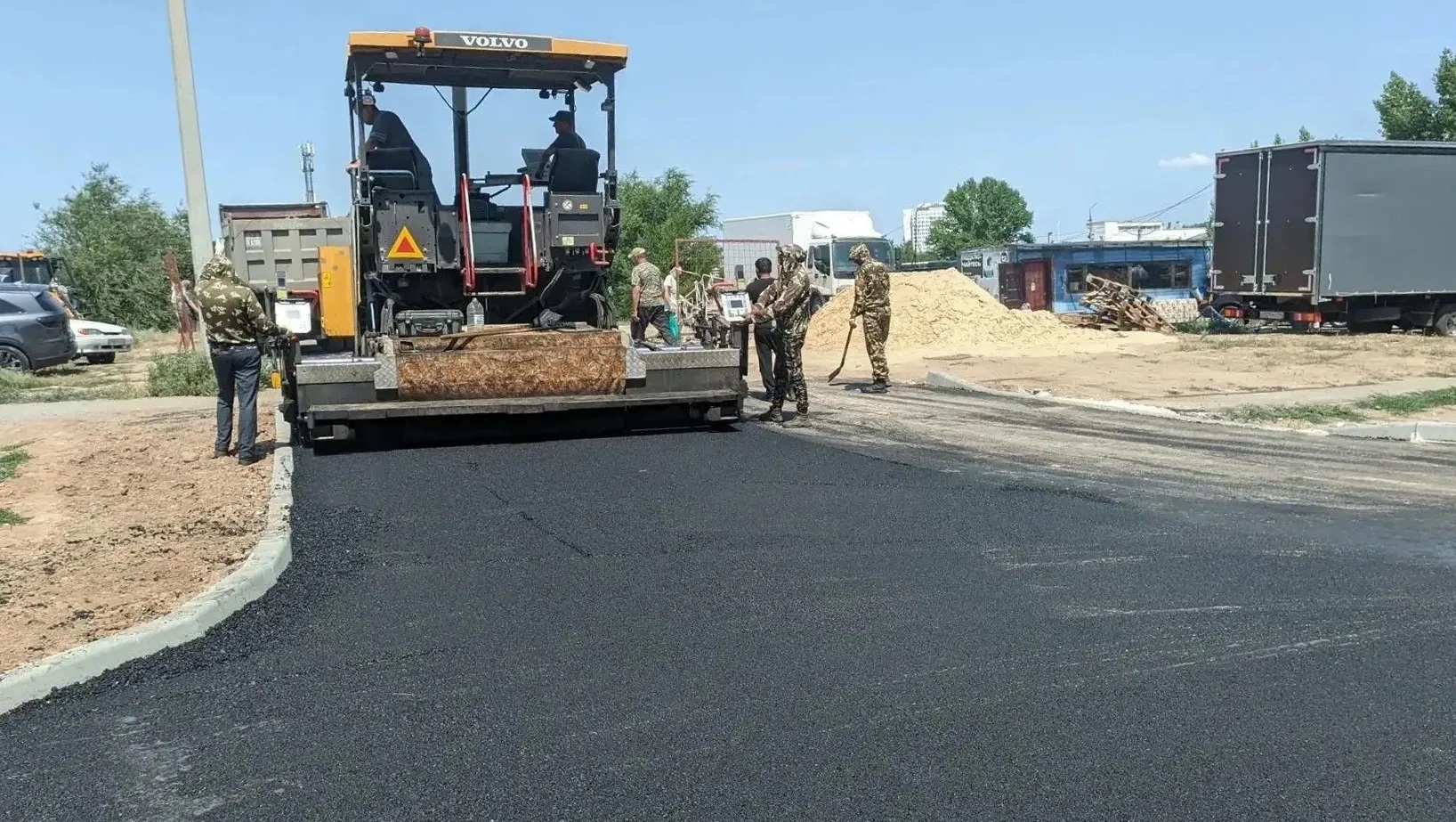 В Волжском ремонт дороги к соматической больнице близится к завершению