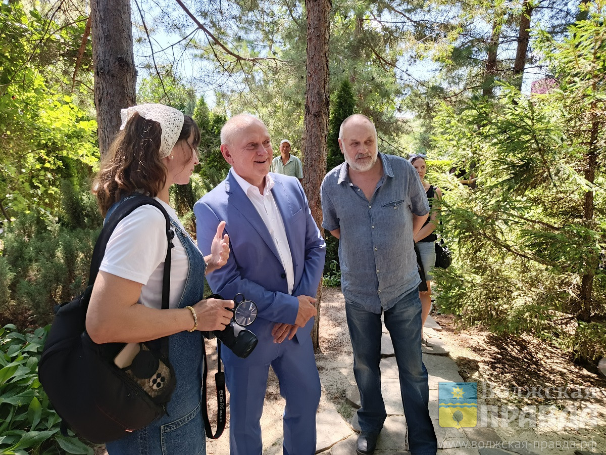 В День города в Волжском торжественно открыли памятник семье