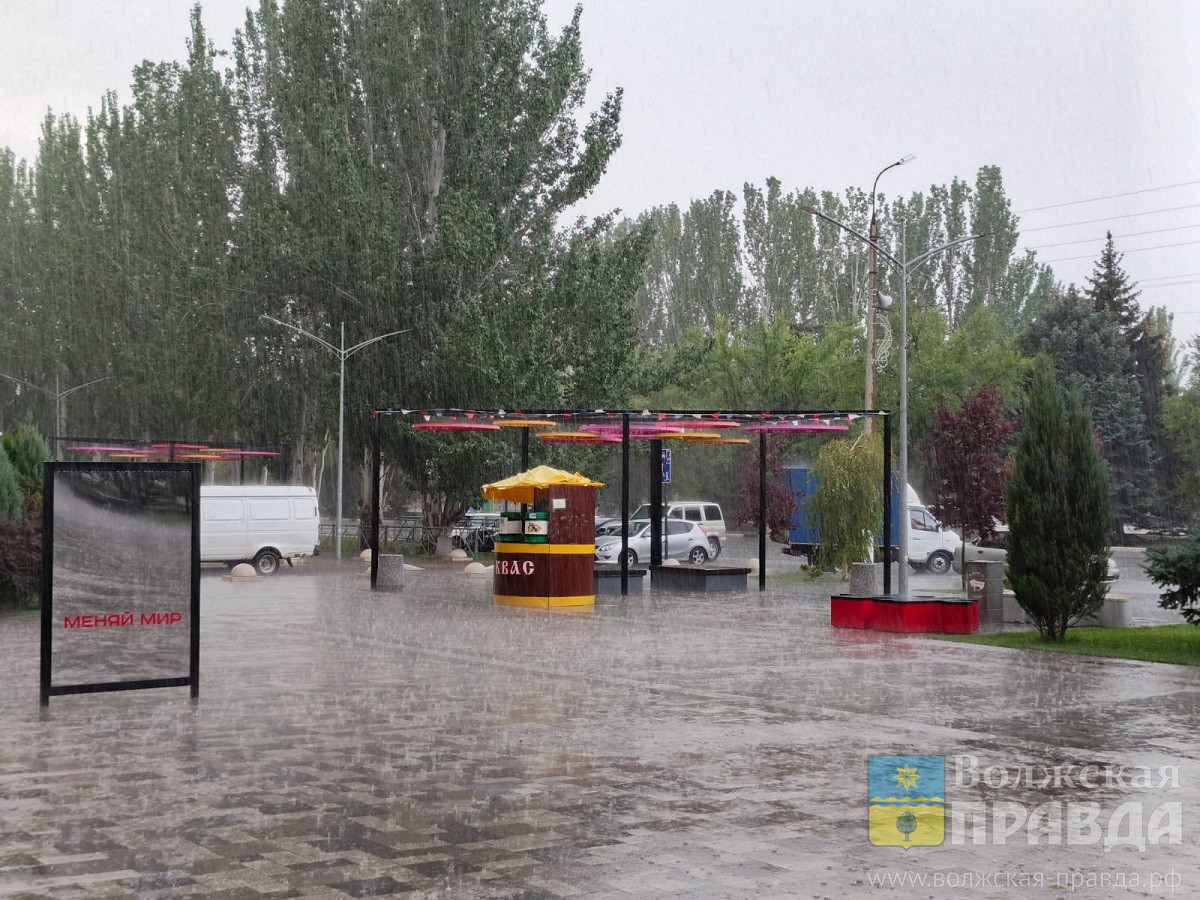 Волгоградскую область накроют ливни, град и шквалистый ветер