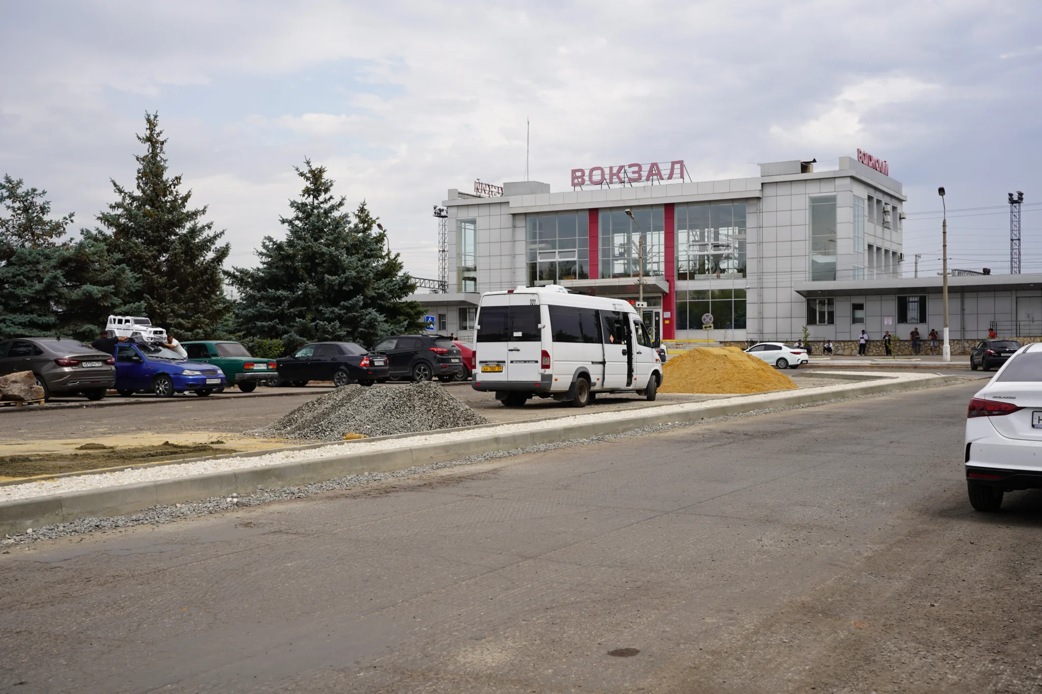 В Волжском на привокзальной площади обустраивают пешеходные зоны