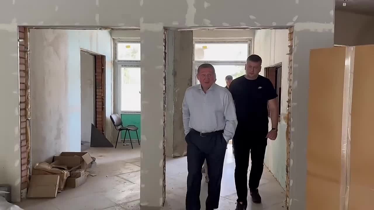 Визит Бочарова на проблемную стройку детской поликлиники в Волжском закончился разносом