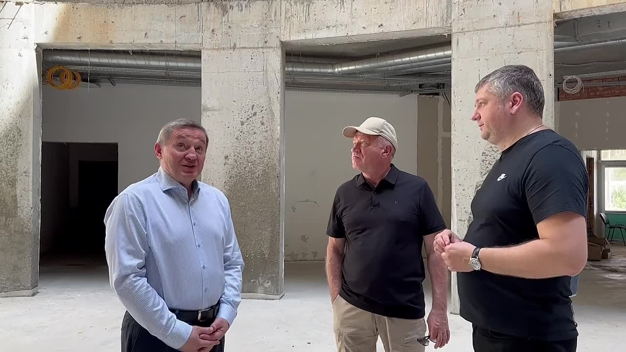 Губернатор Андрей Бочаров нагрянул на стройку детской поликлиники в Волжском — и остался крайне недоволен