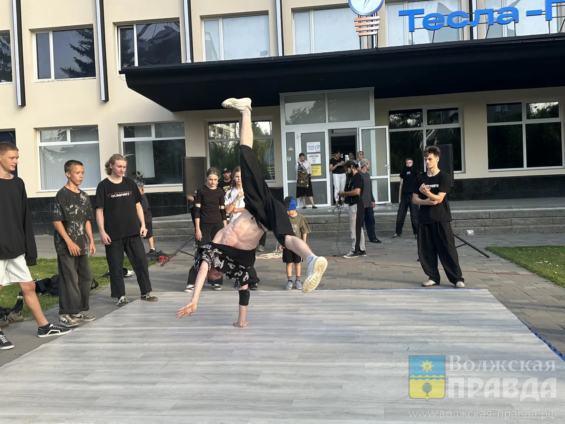 Поздравление от «Премьер-министра», помощь участникам СВО и образ города на нарядах: Волжский отметил своё 72-летие
