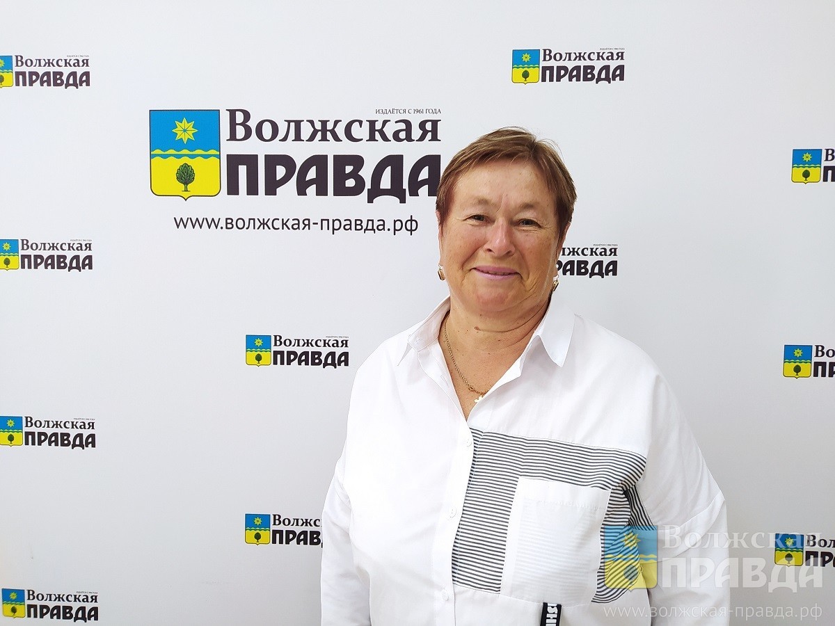 «Обменяли» пирожки на розы: ветераны Волжского в День города провели акцию