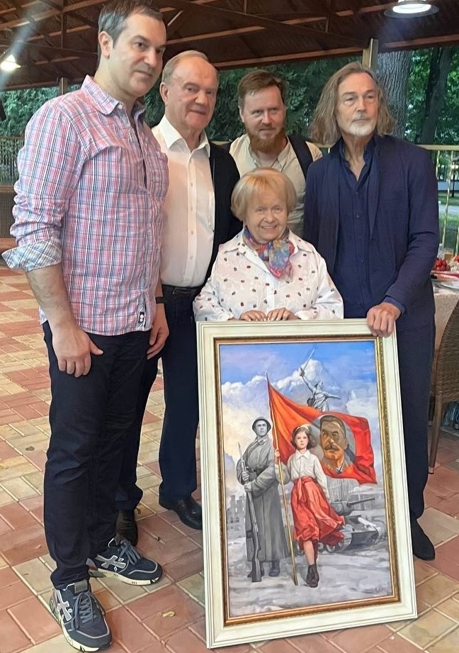 Никас Сафронов подарил Александре Пахмутовой свою новую картину