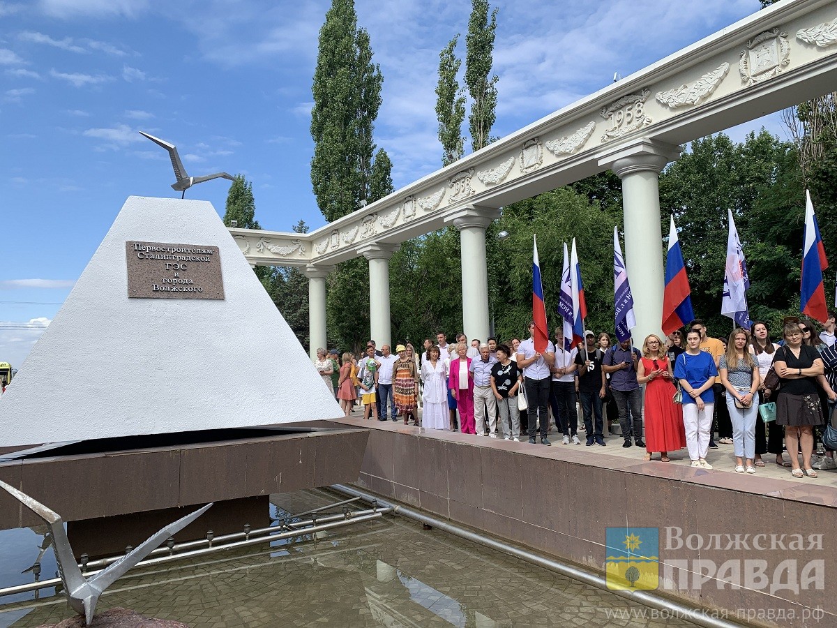 В Волжском на треть обновили сквер Первостроителей