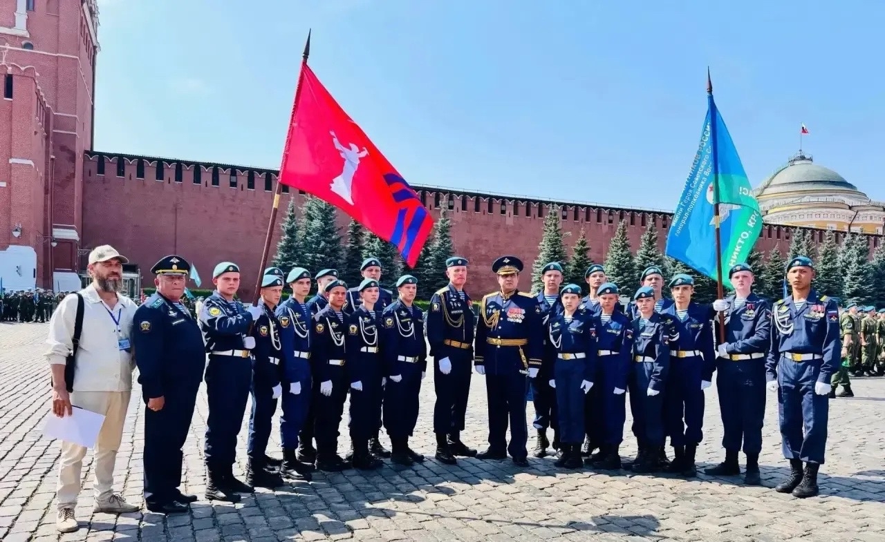 🇷🇺 Волжские курсанты из школы №9 приняли участие в параде ВДВ на Красной площади