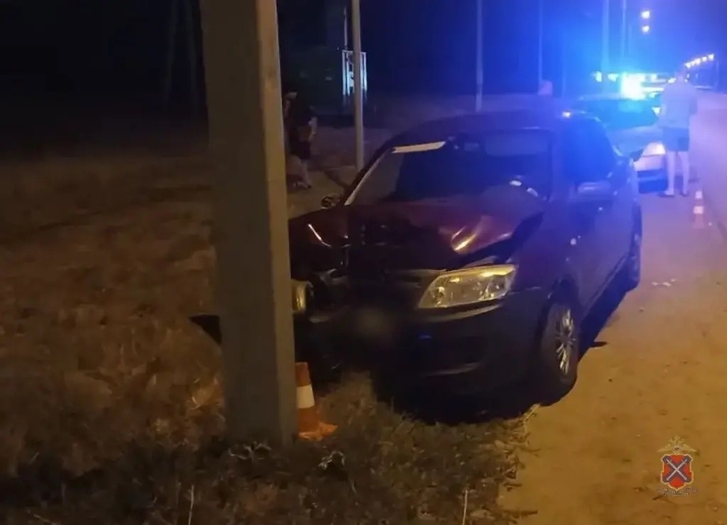 🚨 Пожилой водитель на «Гранте» влетел в столб