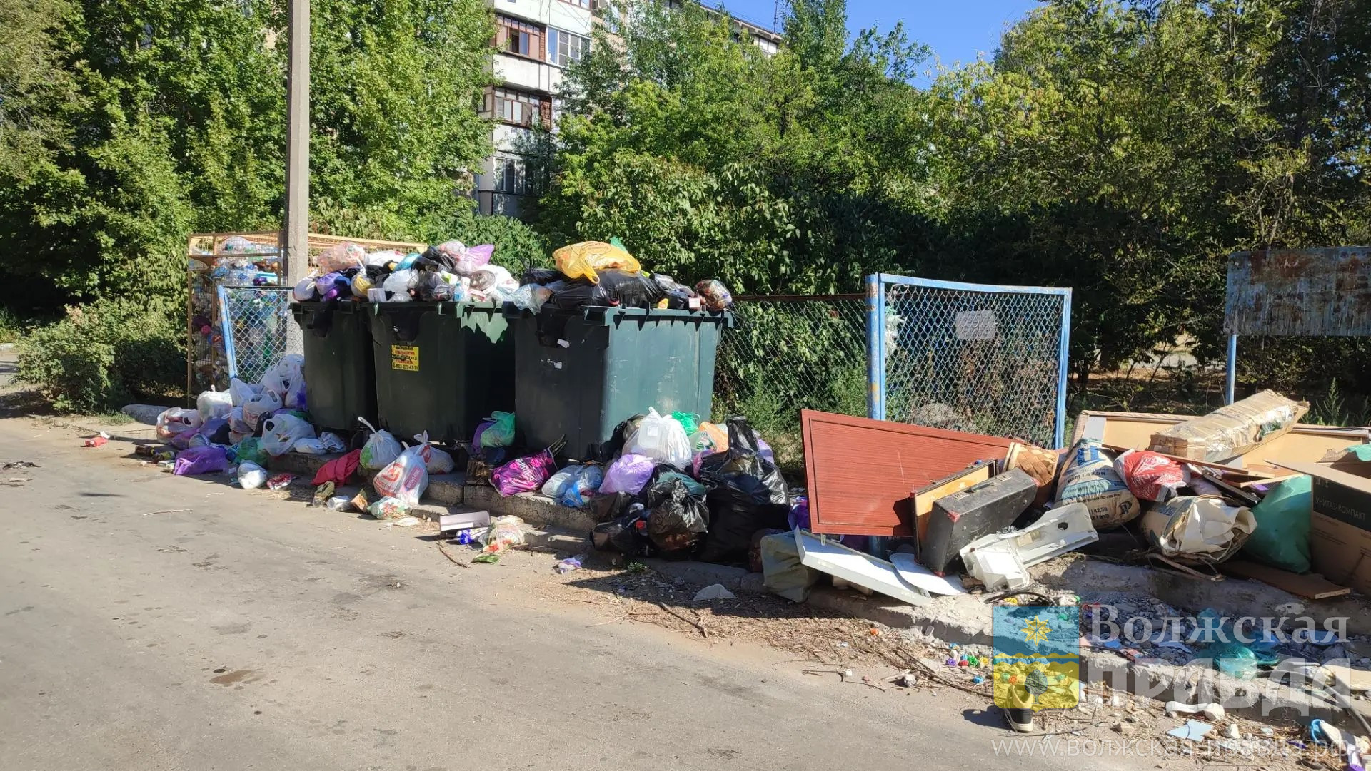 Инсталляция из мусора: волжане жалуются на горы отходов и поломанные контейнеры