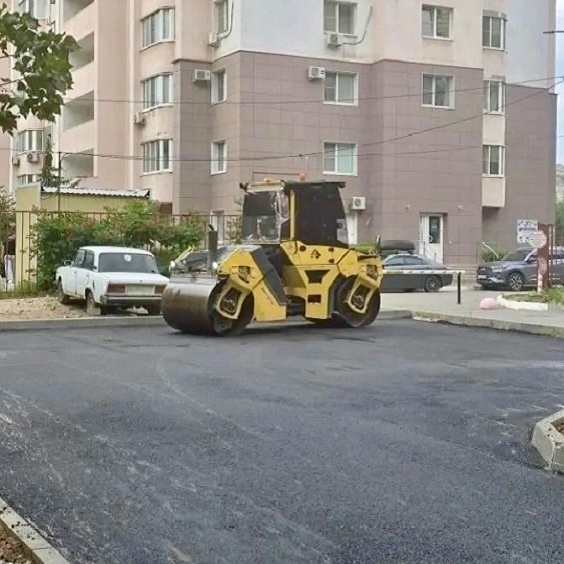 В Красноармейском районе обновили дворы! На данный момент завершена укладка асфальта в четырёх дворах: 👷⚒